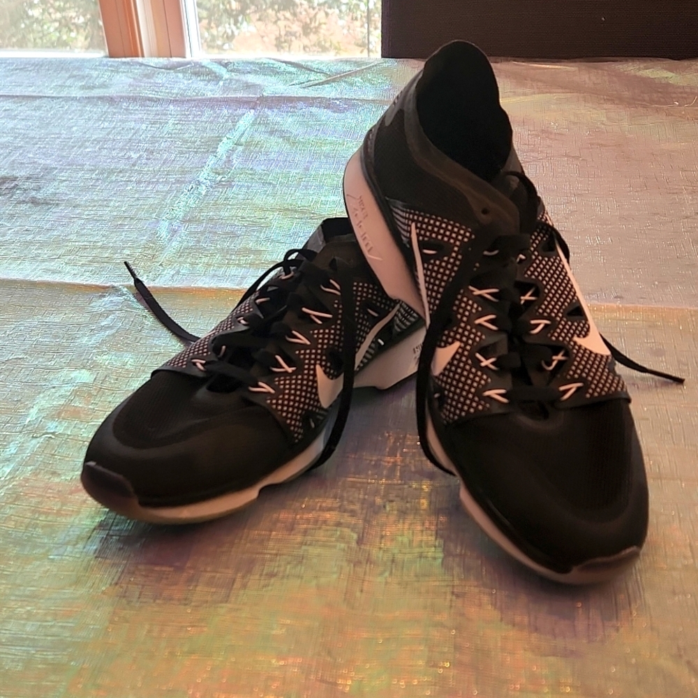 New never worn nike zoom size 7
